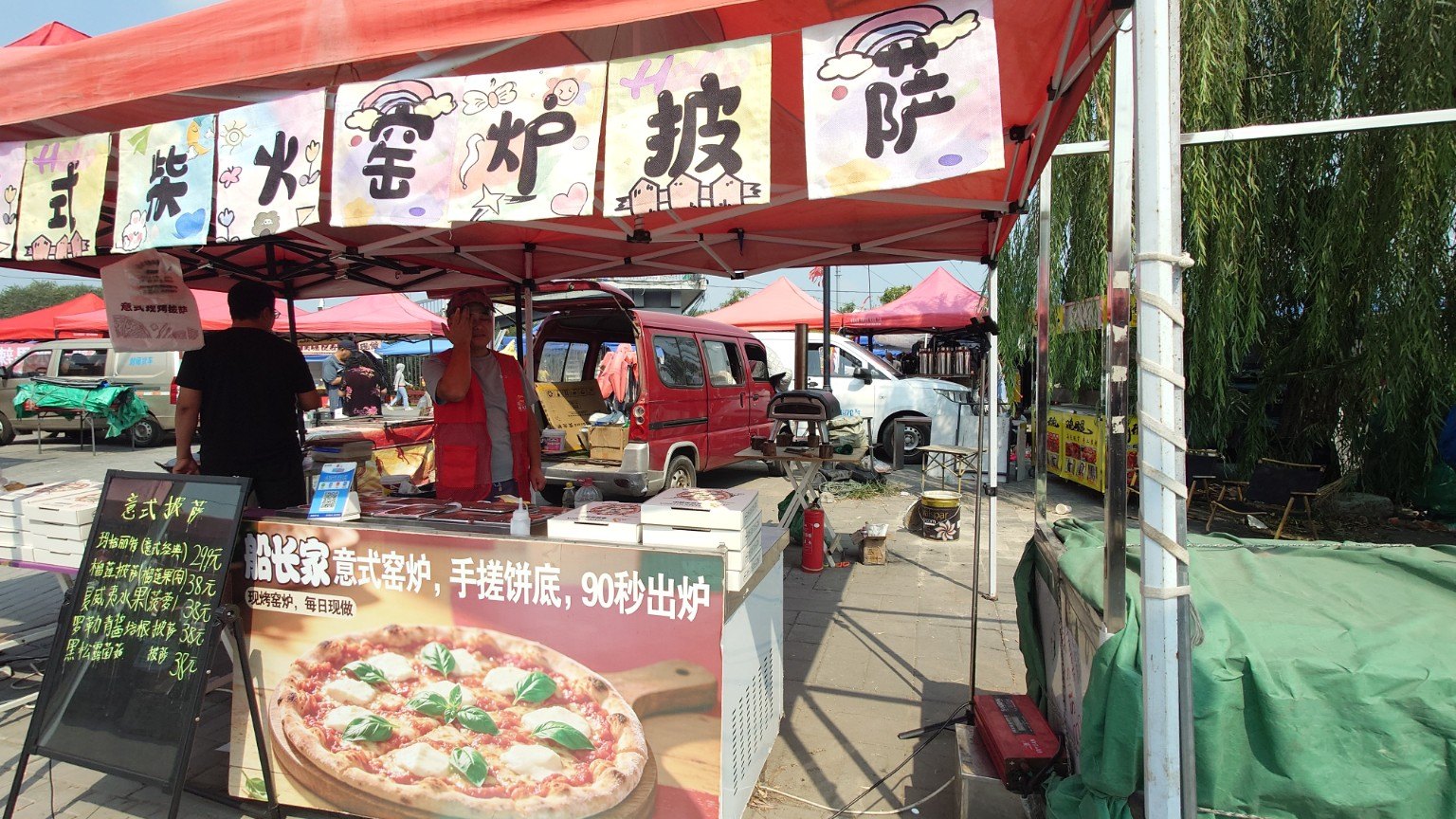 Shahe Daji’s wood-fired pizza stall, with a hand-stretched dough and 90-second baking sign